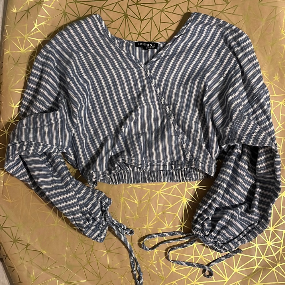 Cropped top, 3/4 sleeve -size Medium